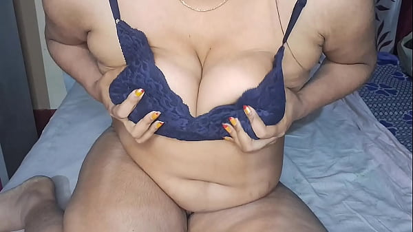 Bhabhi India Tampan Menggoda Memainkan Bulu Kemaluan Yang Lebat