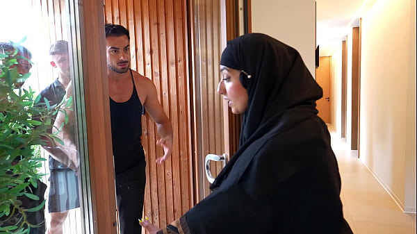 Gadis Arab Ingin Menjaga Keesaan Untuk Pernikahan, Namun Empat Lelaki Datang Menggoda Hasratnya.