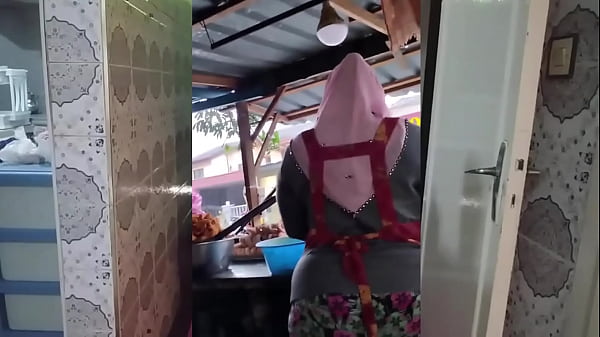 Sensual Ibu Rumah Tangga Muslim Indonesia Berbodi Montok