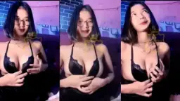 Jeje Cantik Berkacamata Menggoda Dengan Lingerie Seksi