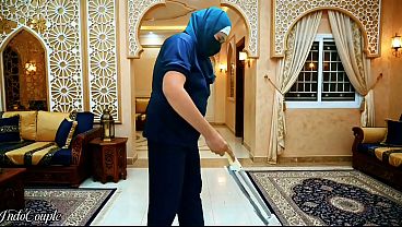 Mbok Jilbab Disuruh Ngecap Kontol Majikan, Telen Habis Airnya.