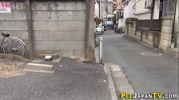 Orang Asia Ini Ngeluarin Isi Perutnya, Basah Kuyup, Nggak Tahan Lagi.