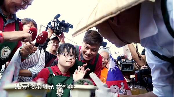 韩流激情夜光曲：韩国瑜官方频道热辣mv《点亮微光》撩动感官
