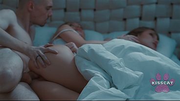 Bokap Tiri Ngentot Dan Crot Di Dalam Anak Tirinya Jessie Ames Sambil Istri Tiri Nonton Di Ranjang Yang Sama?