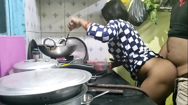 गाँव से आई नादान नौकरानी को कुछ पता नहीं था, तो मालिक ने उसका बेजा फायदा उठाकर उसे चोद डाला