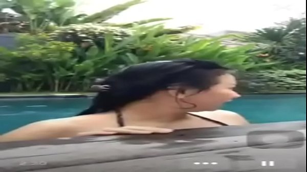 Ngentot Di Kolam Renang Pas Live, Basah Kuyup Sambil Teriak-teriak Nikmat.