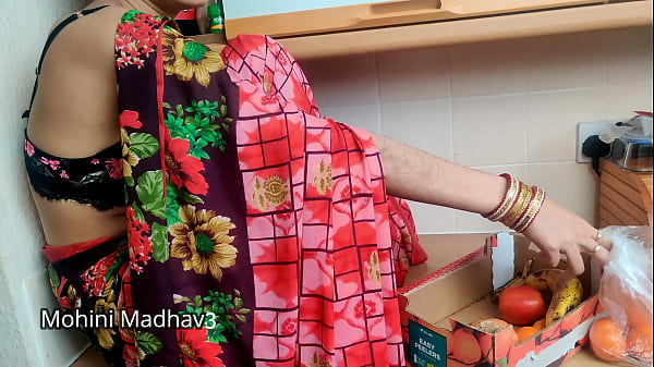 भारतीय देसी फल वाली माँ ने भाव तय करने के लिए ग्राहक के साथ जोरदार चोदाई की हिंदी आवाज़