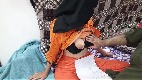 Gadis Pelajar Pakistan Berhijab Digebrak Guru Lesnya Dengan Gaya Liar.