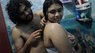 Kakak Tiri India Mandi Air Panas, Makin Basah Makin Liar.