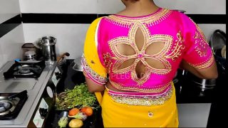 Saat Di Dapur, Mertua Lagi Digaruk Adik Ipar, Soalnya Istri Lagi Ke Pasar.