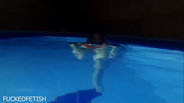 Helen Star Pake Baju Renang Seksi, Masker Malam, Ngebut Di Kolam.