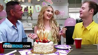 Anak Tiri Mungil Dengan Tetek Alami, Daisy Lavoy, Menggoda Dan Naik Ke Atas Stepdaddy-nya.