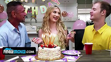 Anak Tiri Mungil Dengan Tetek Alami, Daisy Lavoy, Menggoda Dan Naik Ke Atas Stepdaddy-nya.
