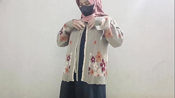 Gadis Berjilbab Colmek Pakai Timun Di Kamar Mandi.