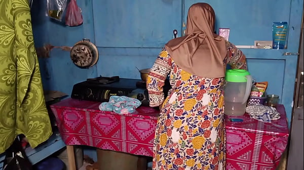 Ngentot Istri Temen Pas Lagi Masak, Makin Basah Baunya