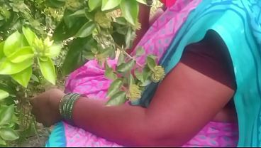 Bhabhi India Di Desa, Ngewe Liar Di Luar Rumah.