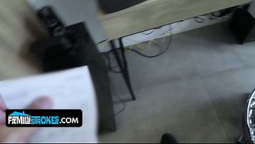 Gadis Latin Kecil Yang Baru Dewasa Ini Menggoda Ayah Tirinya Dengan Tubuh Mulus Dan Seksi Yang Bikin Ngiler.