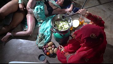 Ibu Tiri Di Dapur, Desi India, Bikin Nafsu Makin Panas, Siap Digoda.