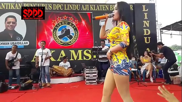 Tarian Erotis Indonesia – Sintya Riske Pamer Gerakan Liar Di Atas Panggung Bikin Mewek