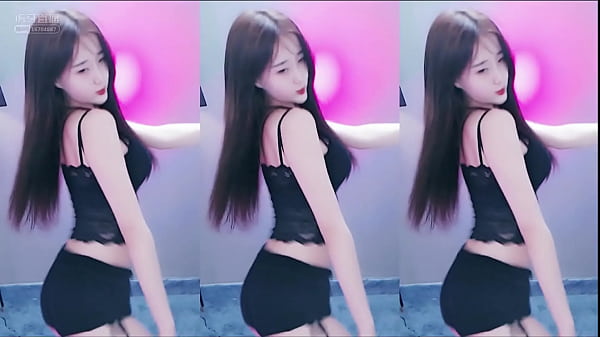 Cô Gái Trung Quốc Uốn éo Trên Thang Trong Bộ Ren đen Cực Gợi Tình