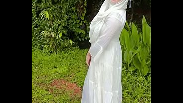 Nunjukkin Pantat Hijabku Di Luar, Bikin Semua Orang Ngiler Lihat.