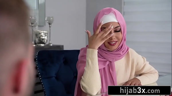 Cewek Mungil Cantik Berhijab Ngewe Sambil Tetep Pakai Hijabnya, Bikin Makin Liar.