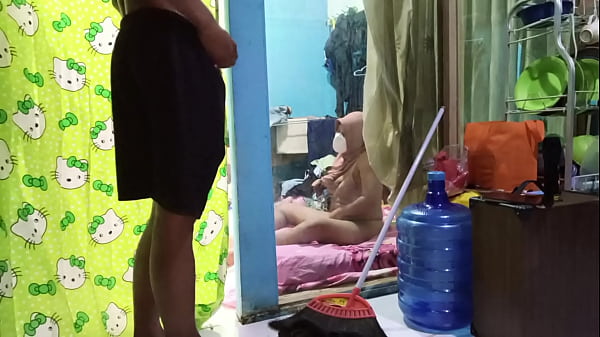 Ngentotin Bini Temen Sambil Dia Colmek, Enak Banget