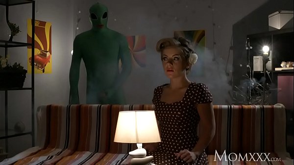 Ibu Rumah Tangga Kesepian Dirayapi Alien Misterius Di Malam Halloween, Sensasi Aneh Menembus Hingga Ke Dasar.