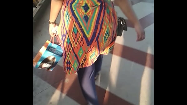 Induk-induk Gede Bokongnya Goyang-goyang Sambil Jalan.