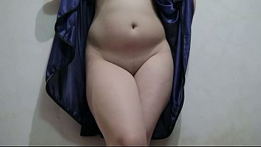 Cewek Indo Pake Lingerie Biru, Jongkok Sambil Colmek, Bikin Makin Basah