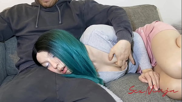 Gue Cuma Mau Rebahan Di Pangkuan Kakak Tiri Biar Bisa Tidur, Tapi Malah Jadi Panas.