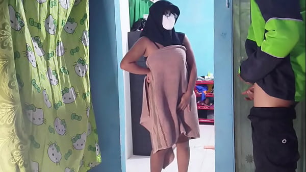 Kepergok Abang Ojol Pas Lagi Sibuk Mainin Kontol Sambil Anter Makanan.