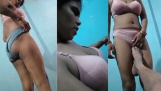 Desi Cewek Bugil Pamerin Tubuhnya Ke Devar Mesum Yang Ngiler Lihatin.