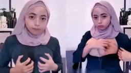 Hijab Ngegas Nikmatin Remasan Toketnya Sampe Basah.