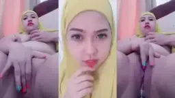 Jilbab Kuning Basah, Sange Ngocok Memek Sampai Muncrat
