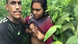 Liarnya Binal, Si Desi Liar Ngebor Si Montok Nakal Di Semak-semak