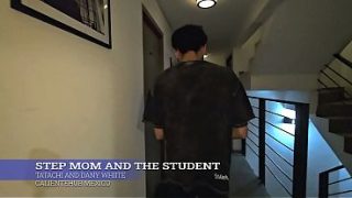 Ibu Tiri Lagi Ngajarin Muridnya Yang Panas, Sampai Basah Semua.