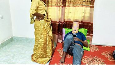 Bhabhi Pakai Saree Desi, Suami Ngewe Romantis Di Ranjang.