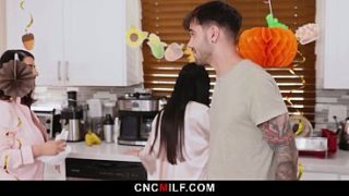 Ibu Tiri Marica Langsung Coba Tradisi Bebas Pakai Keluarga, Enggak Sabar Nunggu Giliran.