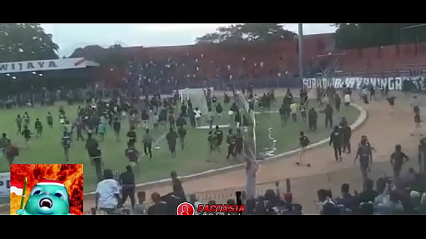 Budaya Baku Hantam Versi Suporter Indonesia, Bikin Makin Panas Dan Basah Di Tribun.