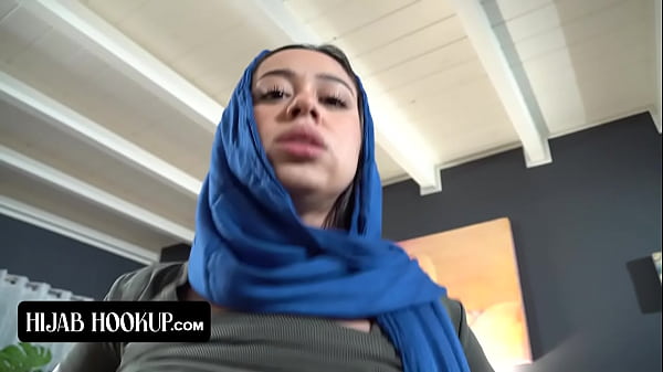 Nakal Abis, Cewek Arab Ini Hisap Kontol Kakak Tiri Biar Mulutnya Terkunci Dari Ortu Sambilan Yang Galak.
