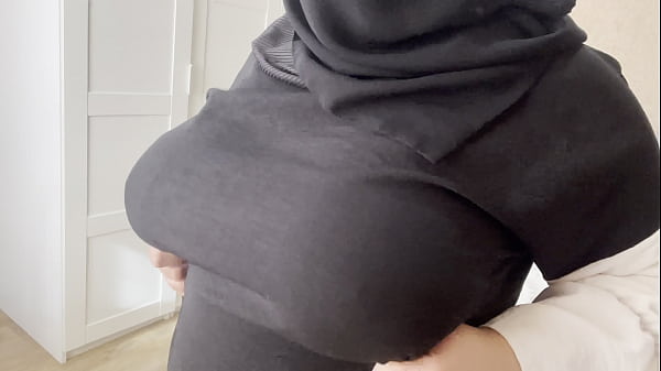 Teman Istri Arab Pamerin Buah Dada.