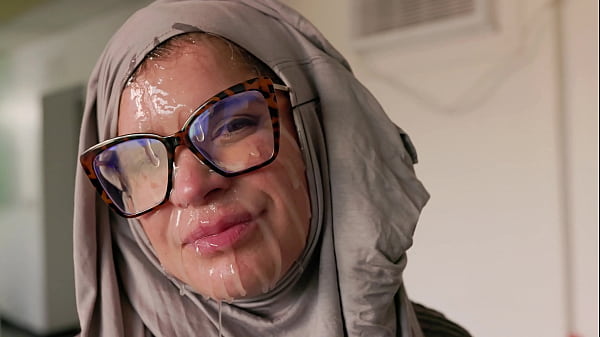 Hijab Cosplay – Tante Bule Ngentot Muka Digenjot