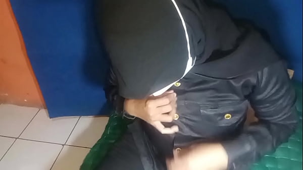 Satpam Sange Colmek Sambil Jaga Pos, Muncrat Basahin Celana