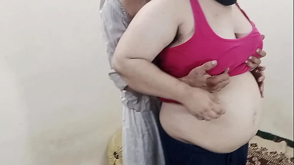 Ibu-ibu Gemuk Berbulu Lebat, Dicolek Kasar Dari Belakang, Ngentot Mulus Sampe Meringis.
