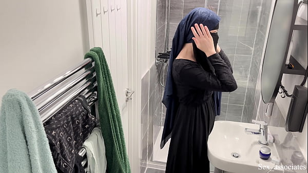 Omg! Gak Nyangka Cewek Arab Bisa Kayak Gitu! Gue Ngeliat Langsung Cewek Muslim Pake Hijab Lagi Colmek Di Kamar Mandi.