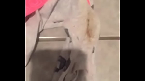 Goyangin Lidahmu Di Bawah Celana Desi, Sampe Basah