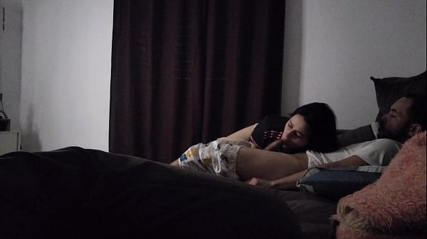 Tia Gata Ngatur Biar Bisa Rebahan Di Sofa Sambil Main-main Sama Ponakan Yang Bikin Makin Greget.