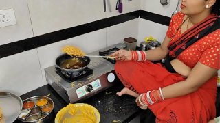 कोमल दिवाली पर नमकीन बना रही थी, तभी देवर ने भाभी को जोर से पकड़ लिया