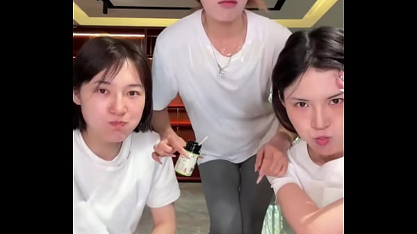 Gue Liat Ada Orang Pendek Di China, Bikin Pengen Main-main Sama Tubuh Mungilnya Yang Seksi.